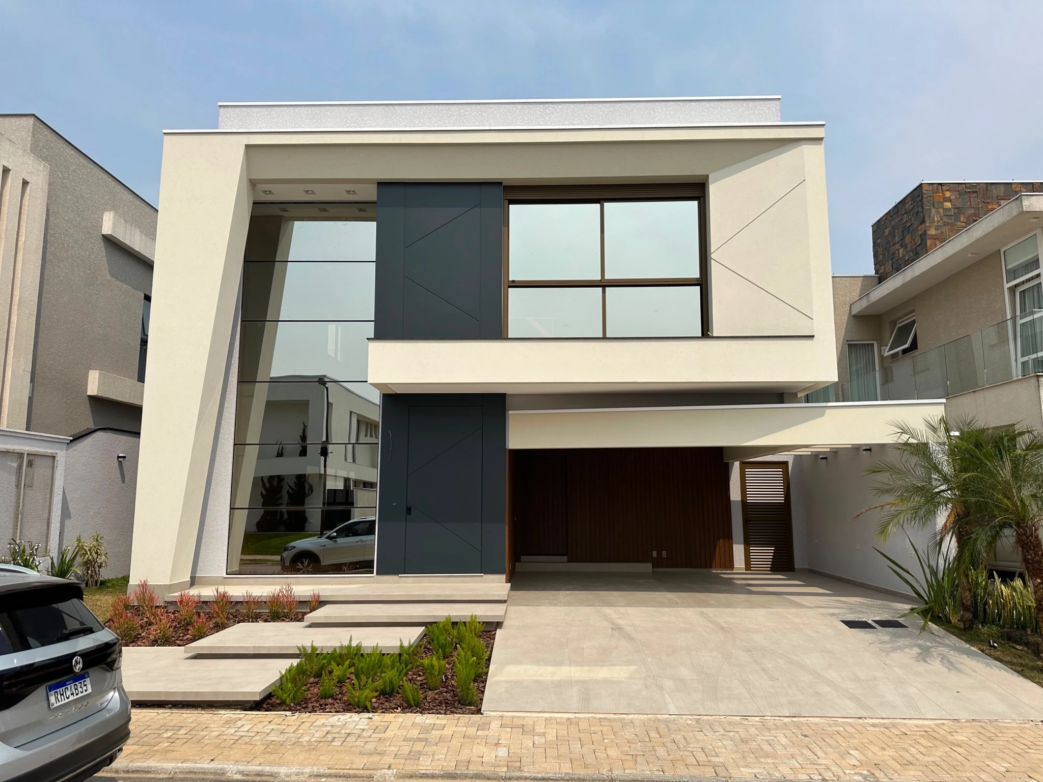 Residência H|57 — projeto executado, detalhe frontal